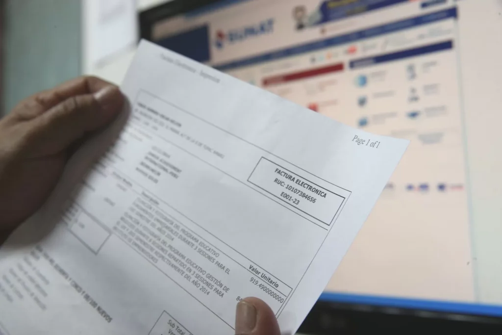 Factura que muestra la diferencia IGV Impuesto a la Renta